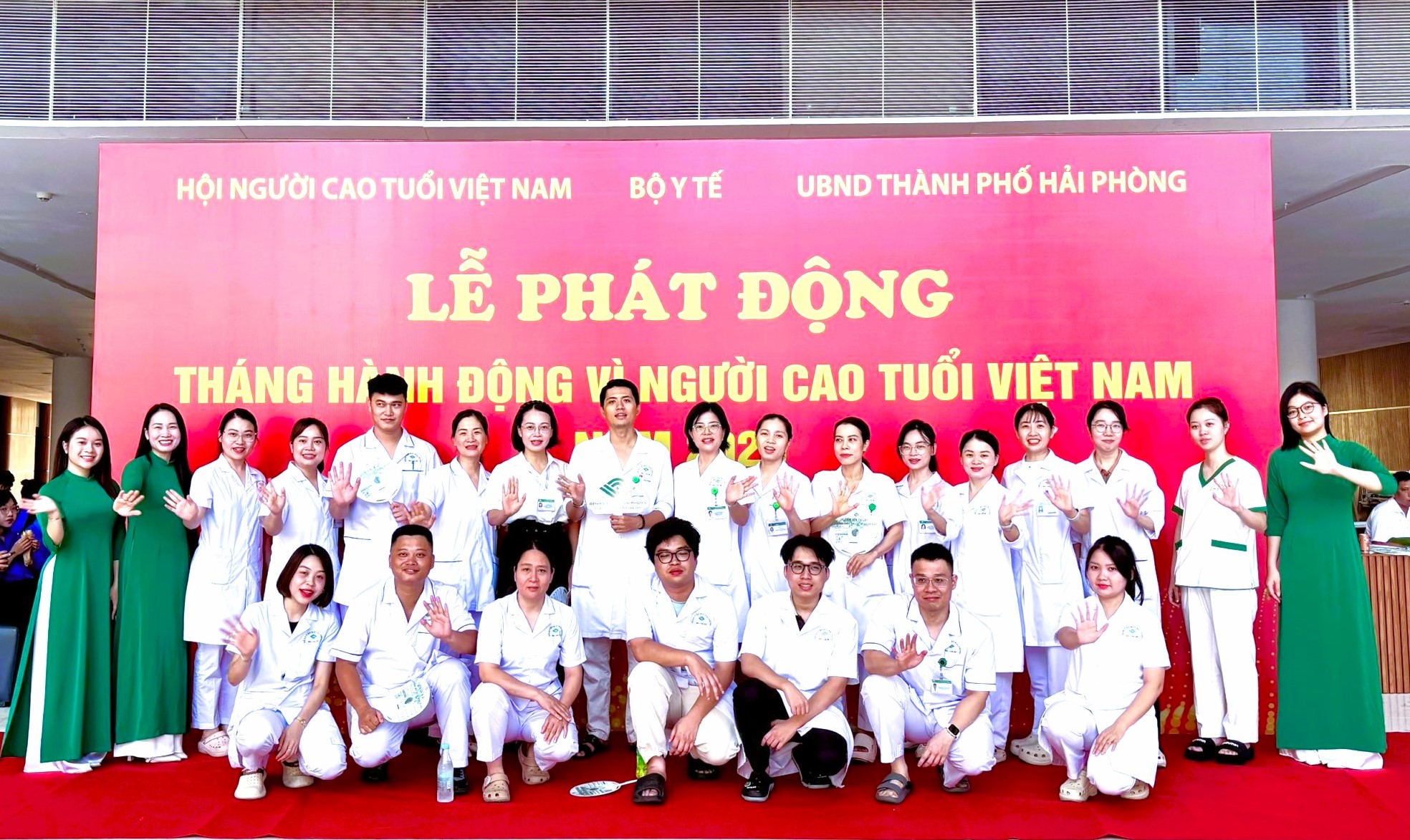 Bệnh viện Mắt Hải Phòng đồng hành chăm sóc mắt Người cao tuổi